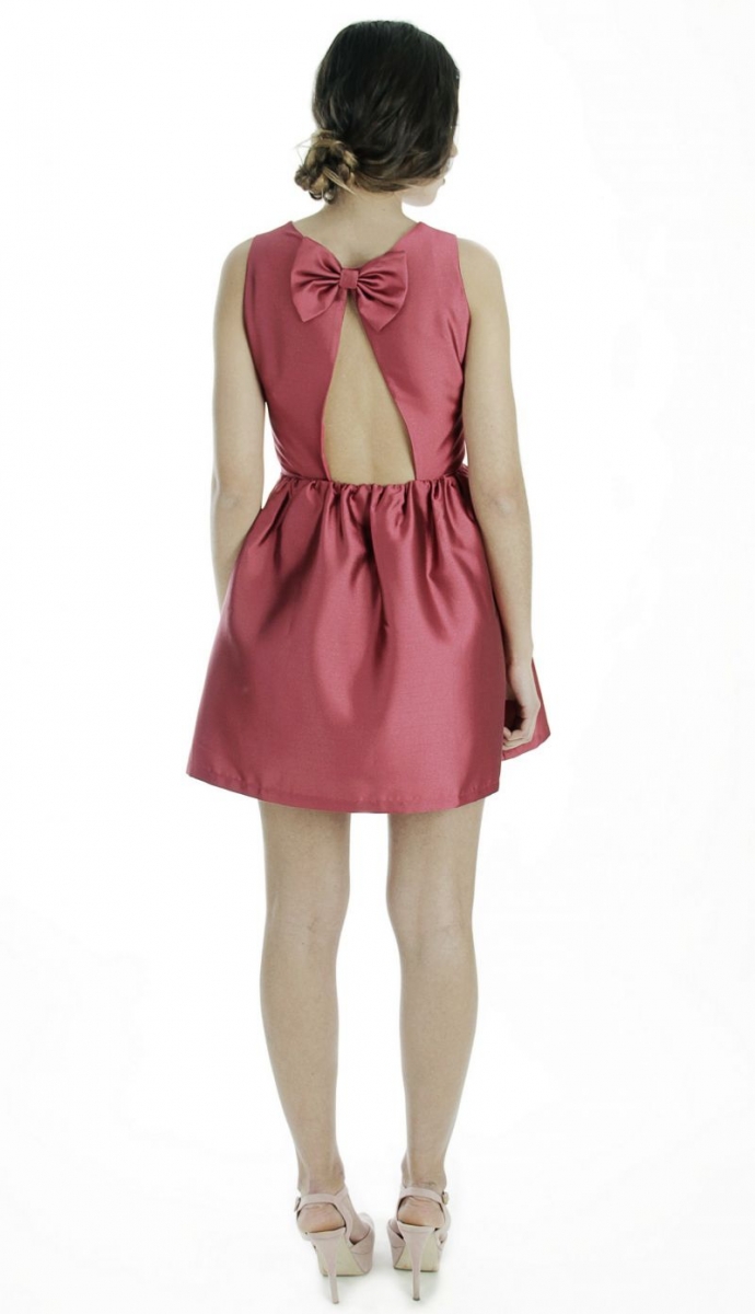 vestido corto de fiesta de vuelo rojo vino con escote en espalda y lazos invitada boda arimoka